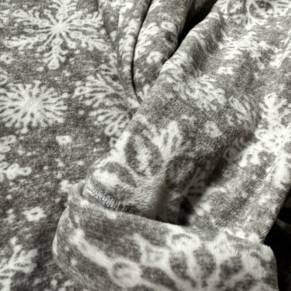 Winter snowflake long sleeve sleep wear loungewear nighttime cozy top sh… - Picture 2 of 2